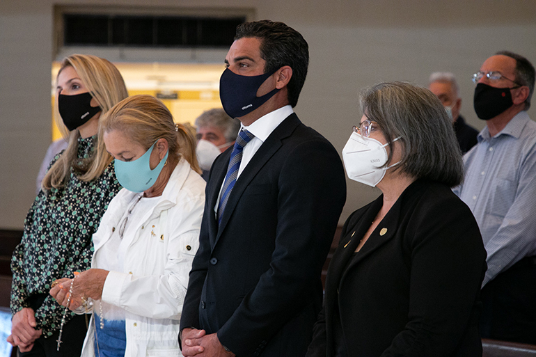 El Alcalde de Miami, Francis Suarez, y la Alcaldesa del Condado Miami-Dade, Daniella Levine Cava, a la derecha, participan en la Misa por Cuba que celebró el Arzobispo Thomas Wenski el 13 de julio de 2021 en el Santuario Nacional de la Ermita de la Caridad. A la izquierda están la madre del alcalde, Rita Suarez, y su esposa (extrema izquierda), Gloria Font Suarez.