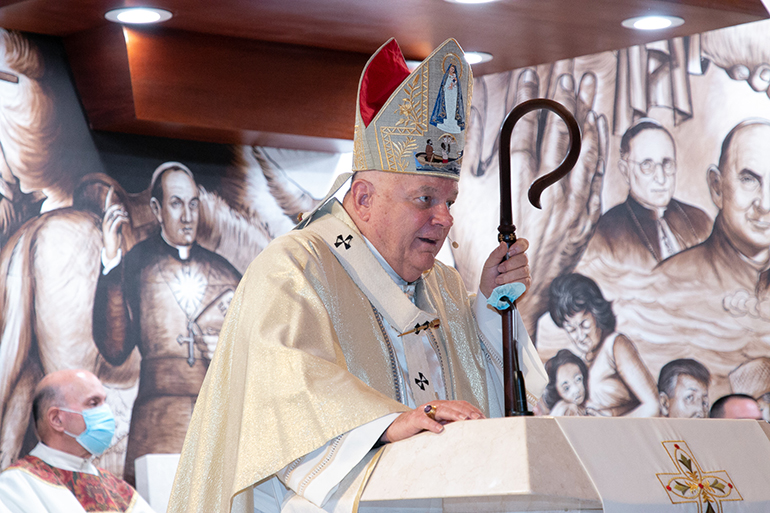 El Arzobispo Thomas Wenski predica su homilía durante la celebración de la Misa for Cuba en la Ermita de la Caridad, el 13 de julio de 2021, dos días despues de las protestas contra el gobierno que tuvieron lugar en todas partes de la Isla.