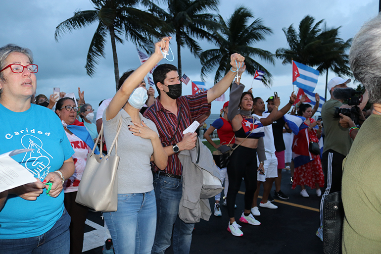 Más de un centenar de cubanos de la diáspora acudieron al Santuario de la Ermita de la Caridad, en Miami, el 14 de julio, unos días después de las protestas en la isla, para rezar por los cubanos de allá, ante la represión con la que ha respondido el gobierno cubano.