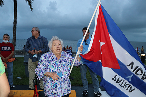 Mary Ríos, de 91 años, acudió con su bandera cubana a la Noche de Oración por Cuba, en la Ermita de la Caridad, el 14 de julio.