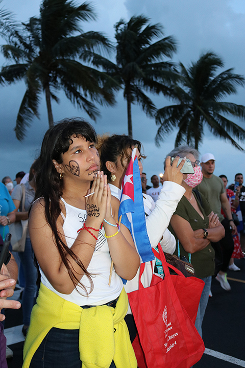 Yaymarilis Paz, reza por sus familiares en Cuba, durante la Noche de Oración, en la Ermita de la Caridad, el 14 de julio.