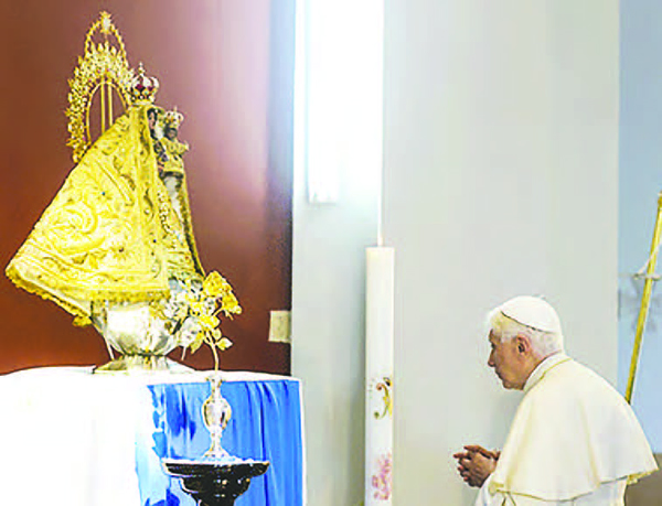Benedicto XVI ora ante la imagen de la Virgen de la Caridad del Cobre, durante su visita a Cuba en marzo de 2012.