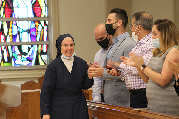 La Hna. Eva Pérez Puelles y otras Hijas de la Caridad de San Vicente de Paúl son aplaudidas por familiares, amigos y simpatizantes por su servicio en Miami durante una Misa en la Catedral de St. Mary, el 14 de agosto de 2021 para celebrar los 50 años de la llegada de la comunidad religiosa a Miami.