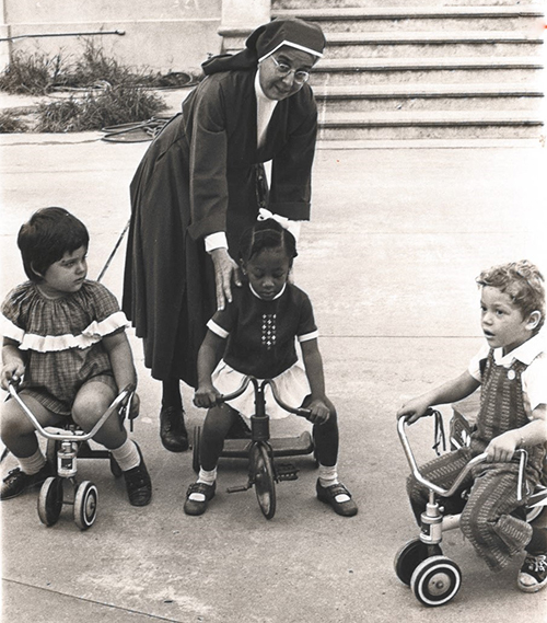 En esta foto de archivo del 8 de octubre de 1971 de The Voice, el antiguo periódico de la Arquidiócesis de Miami, se muestra a la Hna. Hilda Alonso, una Hija de la Caridad de San Vicente de Paúl, supervisando a los niños que juegan en la guardería del Centro Hispano Católico. Las Hijas de la Caridad celebraron los 50 años de su llegada a Miami con una Misa celebrada por el Arzobispo Thomas Wenski y otros sacerdotes en la Catedral de St. Mary, el 14 de agosto de 2021.