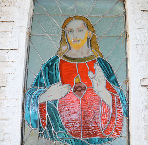 Una imagen del Sagrado Corazón de Jesús en los terrenos de la parroquia de San Isidro, en Pompano Beach.