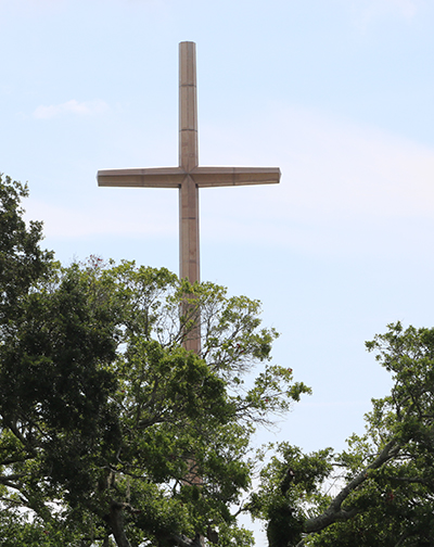 Una cruz de 208 pies se eleva en el cielo y marca el lugar donde los exploradores españoles desembarcaron y fundaron San Agustín, sede de la primera parroquia católica, iglesia y santuario mariano de Estados Unidos.