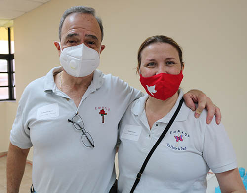 Eduardo Serer y su esposa, Maida, miembros de la parroquia Sts. Peter and Paul, en Miami, participaron en el entrenamiento de defensa en la acera ofrecido el 11 de septiembre de 2021, por la Oficina de Respeto a la Vida.