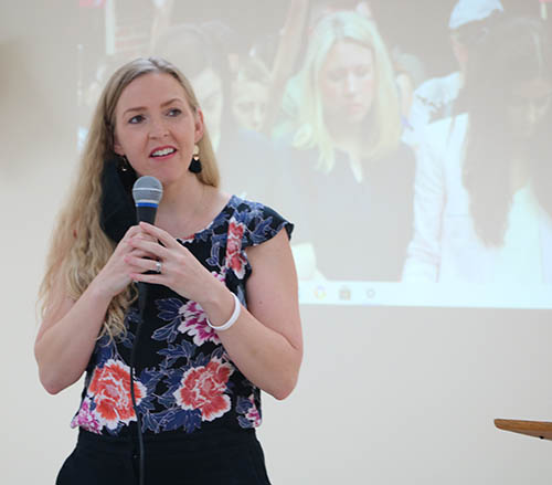 Rebecca Brady, directora de la Oficina arquidiocesana de Respeto a la Vida, da la bienvenida a los participantes al entrenamiento de defensa en la acera celebrada el 11 de septiembre de 2021, en el Centro de Retiro Madonna, en West Park.