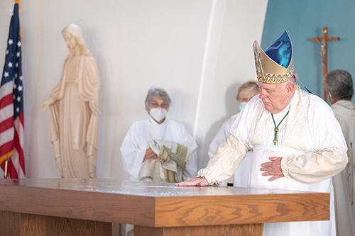 El Arzobispo Thomas Wenski dirige el rito de unción, incienso y cubrimiento del nuevo altar de la iglesia St. Peter the Fisherman, en Big Pine Key, durante la Misa de dedicación el 25 de septiembre de 2021.