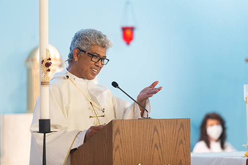 El P. Jesús "Jets" Medina habla a los feligreses después de la Misa de dedicación el 25 de septiembre de 2021, en la iglesia St. Peter the Fisherman, en Big Pine Key. Había estado sirviendo como administrador de la parroquia desde junio de 2017 y a la mañana siguiente fue instalado como párroco.