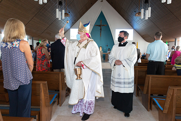 El Arzobispo Thomas Wenski bendice la nueva iglesia St. Peter the Fisherman, en Big Pine Key durante la Misa de dedicación el 25 de septiembre de 2021.