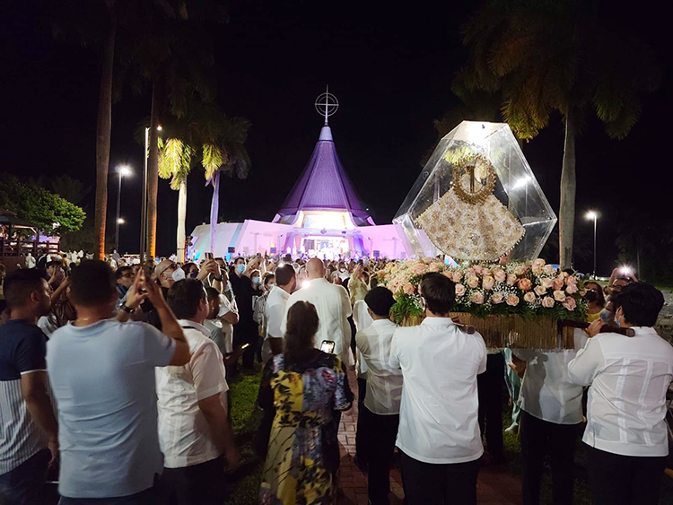 La imagen de la Virgen de la Caridad se despide de sus fieles al terminar la Misa de celebración en su honor, el 8 de septiembre de 2021. Por primera vez en 60 años la celebración se realizó en los exteriores del santuario de la Ermita, en Miami.