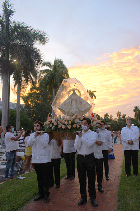 Miembros de Encuentros Juveniles entran en procesión con la imagen de la Virgen de la Caridad al comenzar la Misa anual en honor de la Patrona de Cuba, que este año tuvo lugar al aire libre en los terrenos de la Ermita de la Caridad, el 8 de septiembre de 2021.