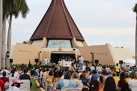 Alrededor de 2000 personas participaron de la Misa de celebración de la Virgen de la Caridad, en los exteriores de su santuario en Miami, el 8 de septiembre de 2021.