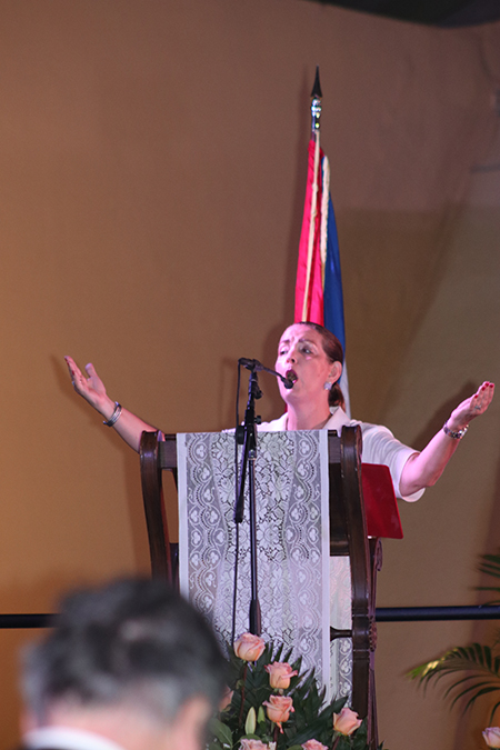 Marité Alfonso canta durante la Misa de celebración de la Virgen de la Caridad, en los exteriores de su santuario en Miami, el 8 de septiembre de 2021.