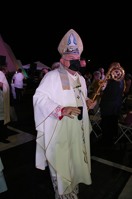 El Arzobispo Thomas Wenski al finalizar la Misa de celebración de la Virgen de la Caridad saluda a los asistentes en los exteriores de la Ermita de la Caridad, el 8 de septiembre de 2021.