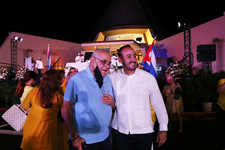 Luis Gutiérrez Areces (izquierda), posa para la foto con Javier Fernández, administrador de la Ermita de la Caridad al finalizar la celebración de la Virgen de la Caridad en los exteriores de su santuario en Miami, el 8 de septiembre de 2021. Gutiérrez a los 24 años trajo la imagen de la Virgen de la Caridad a Miami hace 60 años.