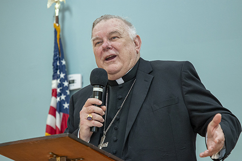 El Arzobispo Thomas Wenski se dirige a los miembros del sínodo, tres de cada parroquia, antes del inicio de su actividad de discernimiento después de la Misa de apertura del Sínodo sobre la sinodalidad en la Arquidiócesis de Miami, el 17 de octubre de 2021.