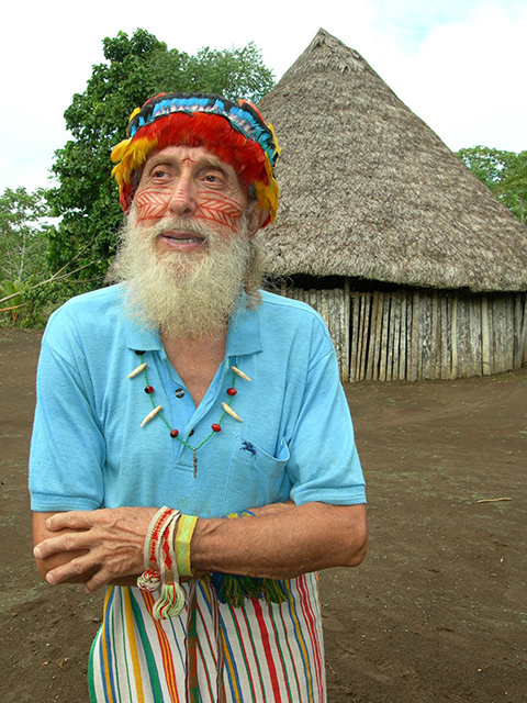El siervo de Dios, Luis Bolla, en su comunidad parroquial de la selva amazónica.
