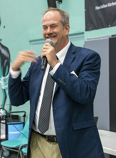 Chris Baglow, director de la Iniciativa de Ciencia y Religión del Instituto McGrath para la Vida y la Iglesia y profesor de la Universidad de Notre Dame, habla a los participantes de la Conferencia Catequética, celebrada el 6 de noviembre de 2021, en la escuela secundaria Archbishop McCarthy High en Southwest Ranches. El Instituto McGrath proporcionó ocho ponentes a la conferencia.