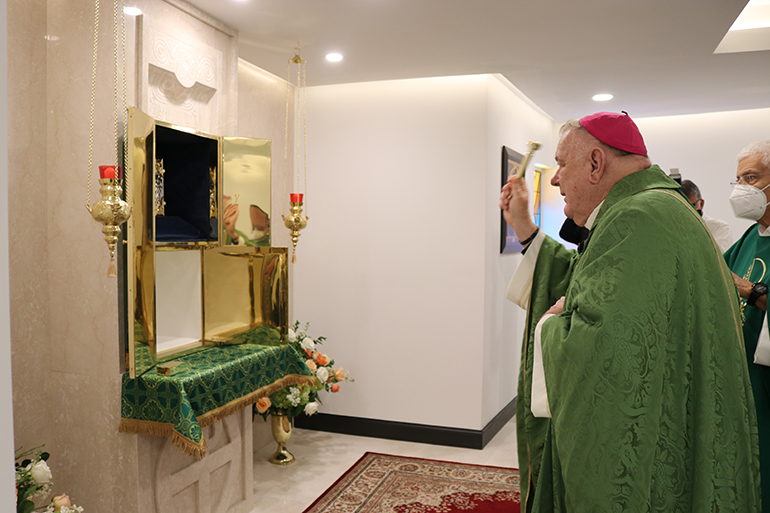 El Arzobispo Thomas Wenski bendice el tabernáculo de la nueva capilla del Santísimo Sacramento de la parroquia Mother of Christ, en Miami, al inicio de la Misa de consagración el 7 de noviembre de 2021.