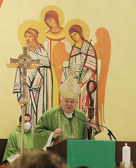 El Arzobispo Thomas Wenski le habla a los asistentes de la Misa de consagración de la nueva capilla del Santísimo Sacramento de la parroquia Mother of Christ, en Miami, el 7 de noviembre de 2021.