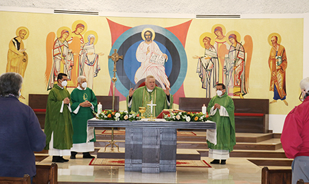 El Arzobispo Thomas Wenski fue el celebrante principal de la Misa de consagración de la nueva capilla del Santísimo Sacramento de la parroquia Mother of Christ, en Miami, el 7 de noviembre de 2021. Lo acompañan desde la izquierda el P. Juan Carlos Salazar, vicario parroquial, el diácono Enrique Ferrer y el P. Jorge Carvajal-Niño, administrador de la parroquia.