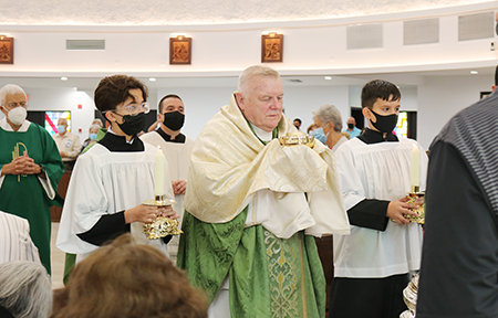 El Arzobispo Thomas Wenski lleva el Cáliz al tabernáculo de la nueva capilla del Santísimo Sacramento de la parroquia Mother of Christ, que se consagró durante la Misa del 7 de noviembre de 2021.