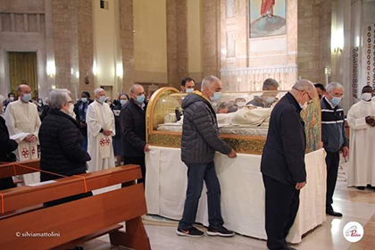 Miembros de la Familia Paulina llevan en procesión la urna que contiene el cuerpo del beato Santiago Alberione, hasta su nueva morada en la Basílica de la Reina de los Apóstoles, de Roma.