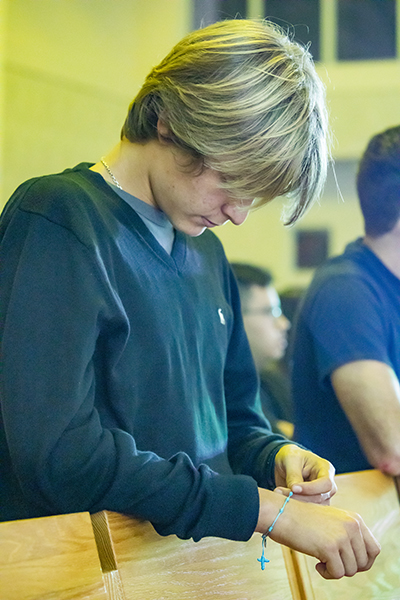 Thomas Ambrosini, de la parroquia St. Katharine Drexel, en Weston, reza durante la Adoración Eucarística de la Jornada Mundial de la Juventud arquidiocesana, celebrada el 20 de noviembre de 2021, en la Universidad St. Thomas.