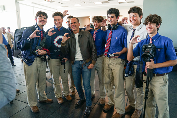 El empresario y exalumno de la secundaria Christopher Columbus, Marcus Lemonis, representa la "C" signo de la escuela, junto a algunos estudiantes tras anunciar su donación de 10 millones de dólares a su alma mater, el 9 de diciembre de 2021.