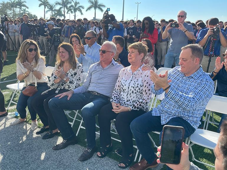 Miembros de la familia de Irene Culmo aplauden mientras el empresario y exalumno de Christopher Columbus, Marcus Lemonis, anuncia su donación de 10 millones de dólares a su Alma Mater, el 9 de diciembre de 2021. Incluye fondos para un centro de orientación profesional que comparte el nombre de su difunta madre.