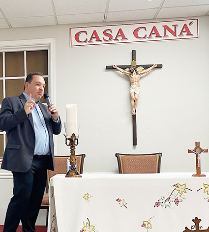 EL diácono Juan González, nuevo director espiritual del Movimiento Familiar Cristiano, les habla a los asistentes de la Misa de reapertura de las actividades presenciales del Movimiento en la Casa Caná, sede de movimiento, el 20 de noviembre de 2021.