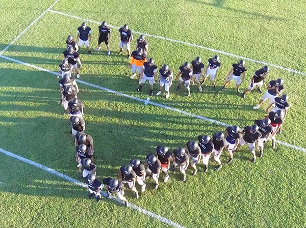 Miembros del equipo de fútbol de la escuela secundaria Archbishop Coleman Carroll en Miami se retratan en forma de corazón como parte de la participación de la escuela en la Campaña de Biberones de octubre de 2021 para recaudar fondos para el Ministerio Respeto a la Vida de la Arquidiócesis.
