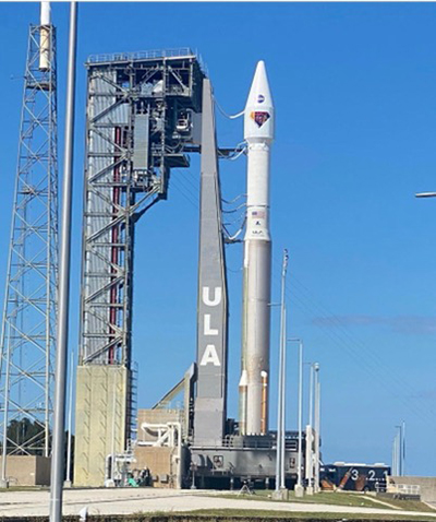 Esperando la cuenta regresiva: la profesora de ciencias Yolanda Pineda fotografió el cohete Atlas V utilizado para lanzar la sonda Lucy para su misión a los asteroides troyanos que rodean a Júpiter. Pineda, quien enseña en la Escuela Immaculate Conception en Hialeah, recibió una invitación de la NASA para ver el lanzamiento en octubre de 2021 en Cabo Cañaveral.