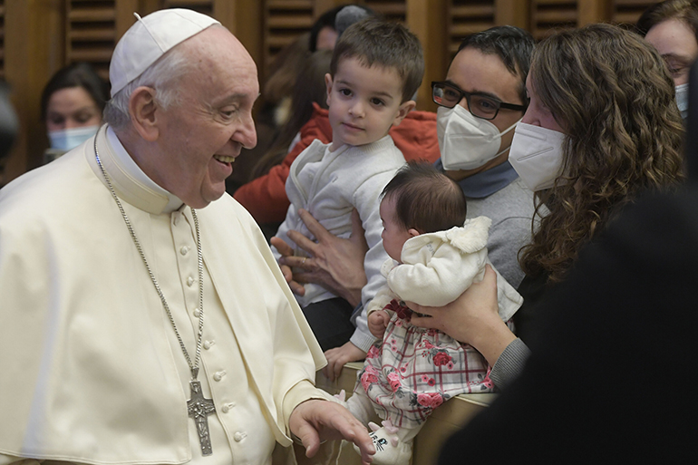 El Papa Francisco saluda a las familias de los empleados de la Santa Sede, el 23 de diciembre, días antes de publicar el documento “Carta a los Matrimonios”, en el que evoca la alegría del amor en la familia. El documento fue publicado el 26 de diciembre, en la fiesta de la Sagrada Familia y durante el año dedicado a la familia que inició el 19 de marzo de 2021 y concluirá el 26 de junio de 2022.