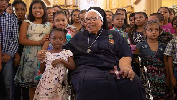 Sor María Rosa Leggol es recordada por cerca de 80.000 beneficiarios de sus obras como la “Madre Teresa de Centroamérica”. Murió de COVID-19 el 16 de octubre de 2020, a los 93 años.