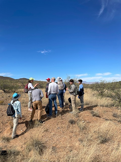 Los estudiantes de la escuela secundaria de Belén que participan en la Iniciativa Fronteriza Kino, en noviembre de 2021, caminan por el desierto de Sonora en una carrera de prueba para migrantes.