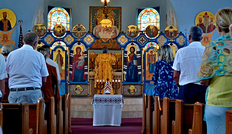 Cerca de 200 personas asistieron a la divina liturgia en la iglesia católica ucraniana de la Asunción de la Santísima Virgen María de Miami, antes de la protesta del 27 de febrero de 2022 contra la invasión rusa de su patria. La mayoría se quedó para la protesta.
