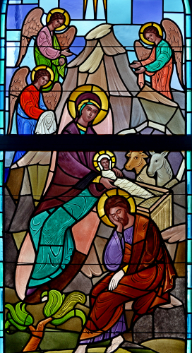 En la escena de Natividad, María acuesta al Niño Jesús mientras un cansado José se adormenta.