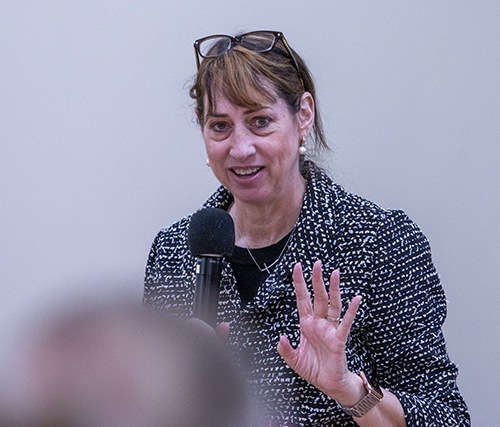 Rosemarie Banich dirigió a los representantes parroquiales en una revisión de los comentarios de las sesiones de escucha del Sínodo sobre la sinodalidad.