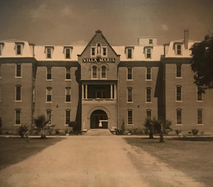 Edificio de la casa de hospedaje para jóvenes, Villa María, en San Antonio, Texas, en la época en que las muchachitas se hospedaban. Posteriormente, el edificio fue destruido para construir un edificio más moderno.