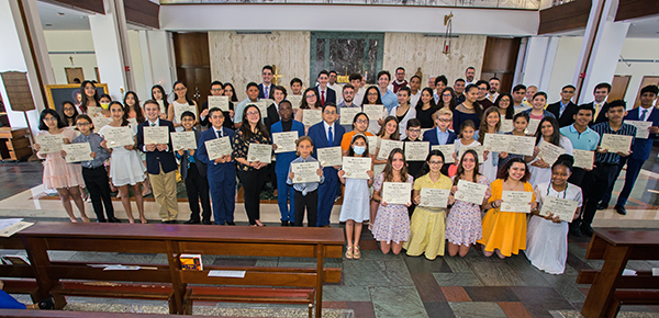 Altar servers from 27 archdiocesan parishes pose with their awards at the conclusion of the Mass where they were recognized, which took place on Divine Mercy Sunday, April 24, 2022, in St. Raphael's Chapel on the grounds of St. John Vianney College Seminary in Miami.
The Miami Serra Club presents the awards each year to altar servers nominated by their pastors.