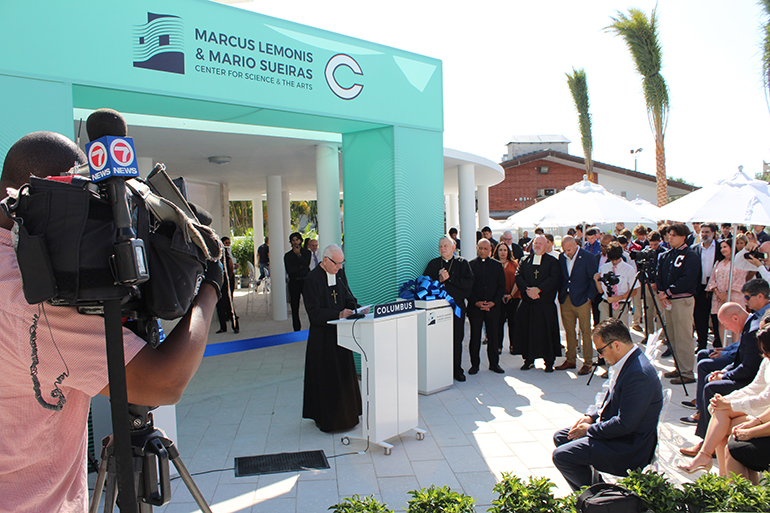 El Hermano Marista Kevin Handibode, expresidente de la secundaria Columbus, da una oración y un discurso durante la ceremonia de corte de cinta del nuevo edificio del Centro de Ciencias y Artes Marcus Lemonis y Mario Sueiras de la secundaria Christopher Columbus, que fue bendecido e inaugurado el 28 de abril de 2022.