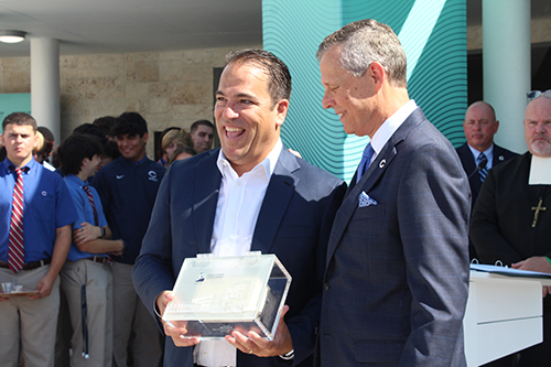 El presidente de Columbus, Thomas Kruczek, entrega a Mario Sueiras, exalumno de la clase de 1991, una piedra simbólica en agradecimiento a su donación para la construcción del nuevo edificio del Centro de Ciencias y Artes Marcus Lemonis y Mario Sueiras de la secundaria Christopher Columbus, inaugurado y bendecido el 28 de abril de 2022.