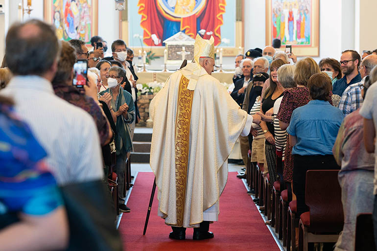 El cardenal Baltazar Porras, administrador apostólico de la Arquidiócesis de Caracas, Venezuela, saluda a los feligreses de la parroquia St. Katharine Drexel, en Weston, cerca de Fort Lauderdale, el 1 de mayo de 2022, durante una Misa dominical con la comunidad venezolana. El Cardenal estuvo viajando por Estados Unidos con una reliquia del venezolano José Gregorio Hernández, el "médico de los pobres" al que el Papa Francisco beatificó el año pasado.