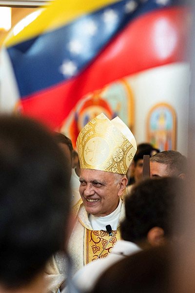 El cardenal Baltazar Porras, administrador apostólico de la Arquidiócesis de Caracas, Venezuela, saluda a los feligreses de la parroquia St. Katharine Drexel, en Weston, cerca de Fort Lauderdale, el 1 de mayo de 2022, durante una Misa dominical con la comunidad venezolana. El Cardenal estuvo viajando por Estados Unidos con una reliquia del venezolano José Gregorio Hernández, el "médico de los pobres" al que el Papa Francisco beatificó el año pasado.