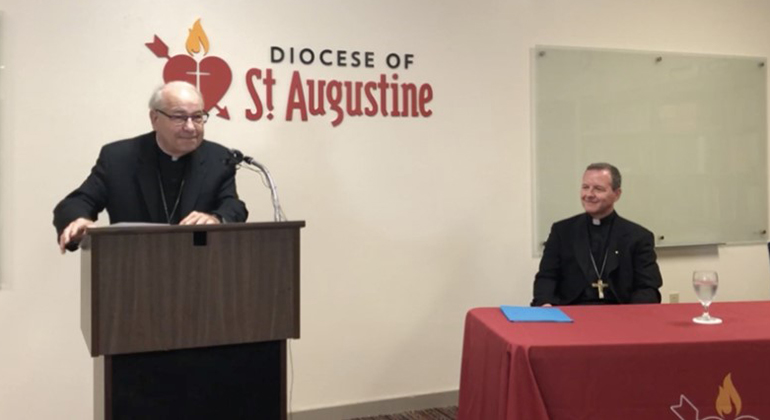 El Obispo Felipe J. Estévez de St. Augustine, Florida, presenta al nuevo Obispo de St. Augustine, el P. Erik T. Pohlmeier, párroco de la Diócesis de Little Rock, Arkansas, en una conferencia de prensa el 24 de mayo de 2022.