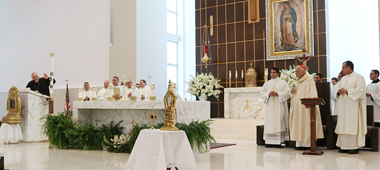 El Arzobispo Thomas Wenski saluda al Cardenal Baltazar Porras de Caracas, al inicio de la Misa celebrada por el cardenal para la comunidad de venezolanos, en la parroquia Our Lady of Guadalupe, en Doral, el 1 de mayo.