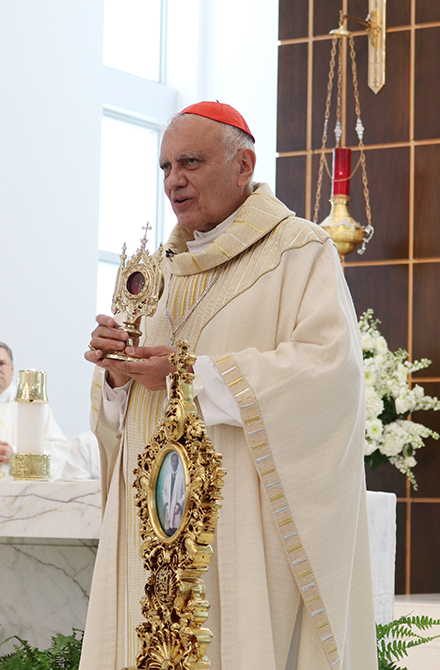 El Cardenal Baltazar Porras de Caracas sostiene la reliquia de José Gregorio Hernández, con la que peregrinó por varias ciudades de Estados Unidos, para la bendición final de la Misa que celebró para la comunidad venezolana en la parroquia Our Lady of Guadalupe, en Doral, el 1 de mayo.